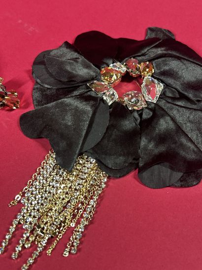 LANVIN
Parure en métal doré pavée de strass...