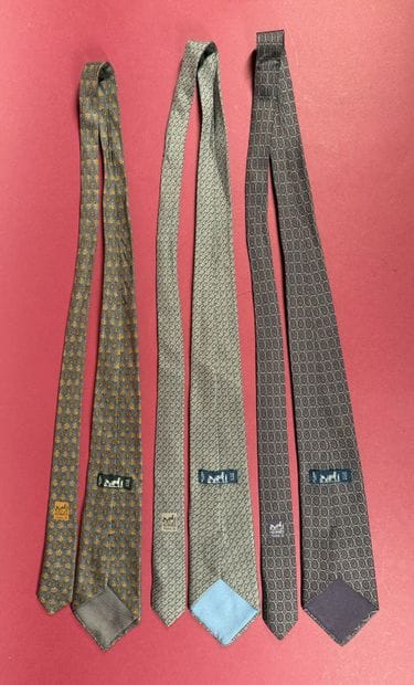 HERMÈS Paris
Réunion de trois cravates en...