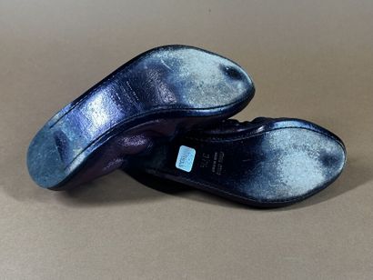 MIU MIU 
Paire de ballerines en cuir irisé...