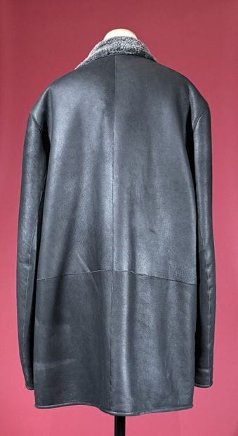 LANVIN 
Manteau homme en peau lainé noir...