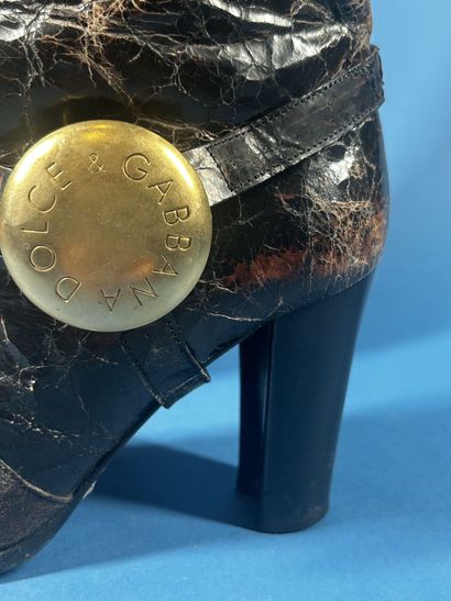 DOLCE GABBANA 
Paire de bottes en cuir vieilli...