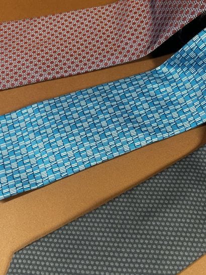 HERMÈS Paris
Réunion de trois cravates en...