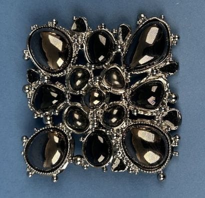 CHANEL 
Broche pendentif en métal argenté...
