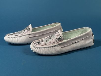 GALLIANO
Paire de mocassins en daim rose,...