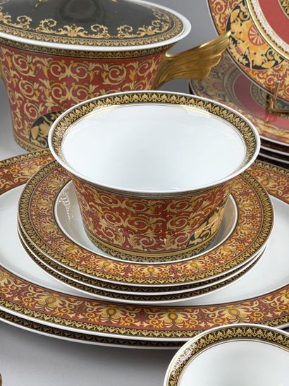 VERSACE - Medusa
Partie de service en porcelaine...