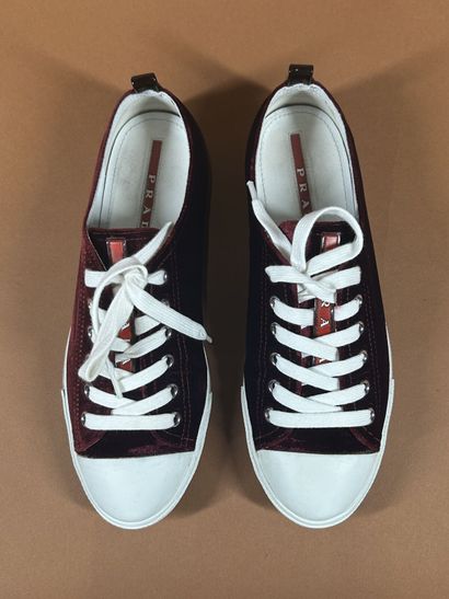 PRADA 
Paire de sneakers basse à lacet en...