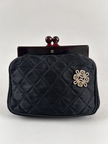 CHANEL 
Petit sac du soir bourse en satin...