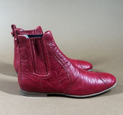 BALENCIAGA 
Paire de bottines en cuir rouge...