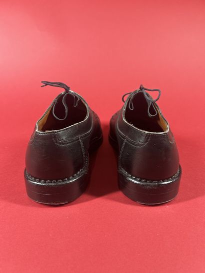 J. M. WESTON 
Deux paires de derby en cuir...