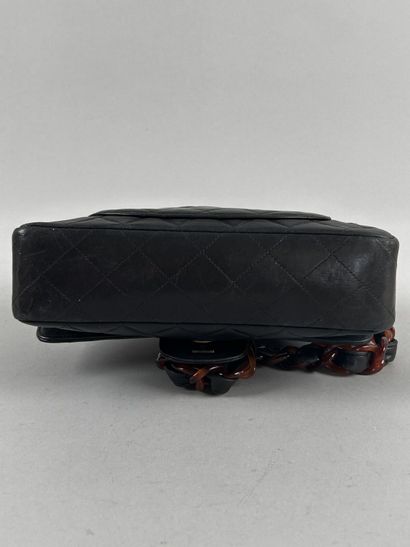 CHANEL 
Sac classique en cuir matelassé noir,...