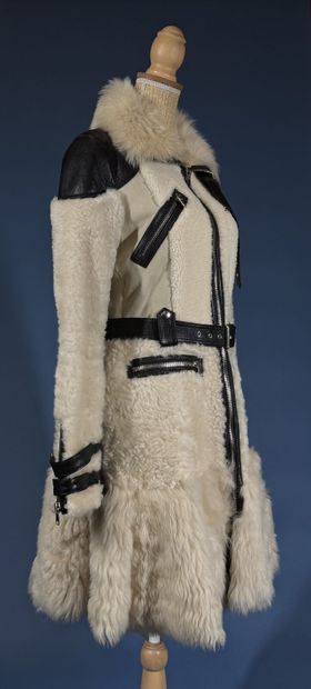ALEXANDER McQUEEN
Manteau en peau lainée...