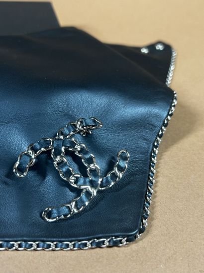 CHANEL 
Tour de cou triangle en cuir noir...