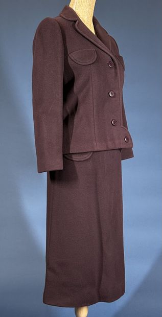 GRES 
Tailleur en drap aubergine composé...