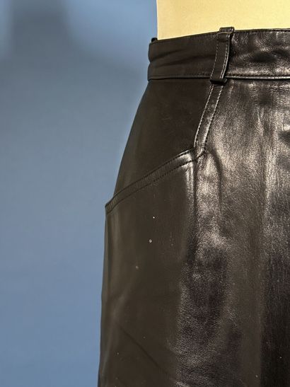 HERMÈS Paris
Jupe au genou en cuir noir,...
