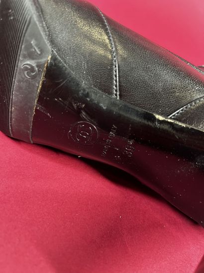 CHANEL 
Paire de bottes en cuir noir, bout...