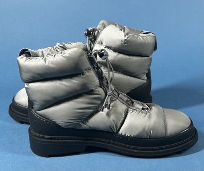 CHANEL
Paire de boots doudoune matelassée...