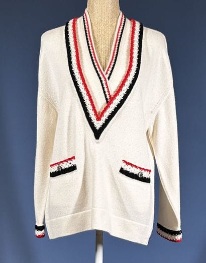 CHANEL 
Pull en cachemire écru à double col...