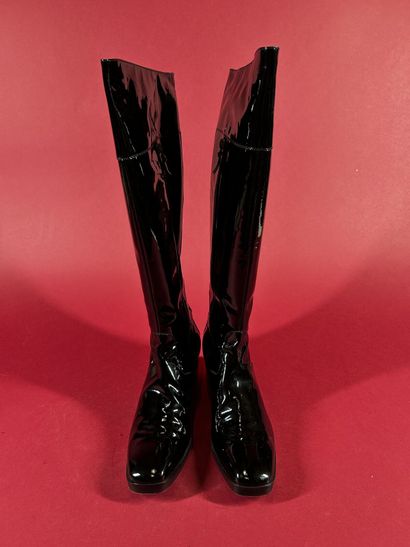 BALENCIAGA
Paire de bottes en cuir verni...