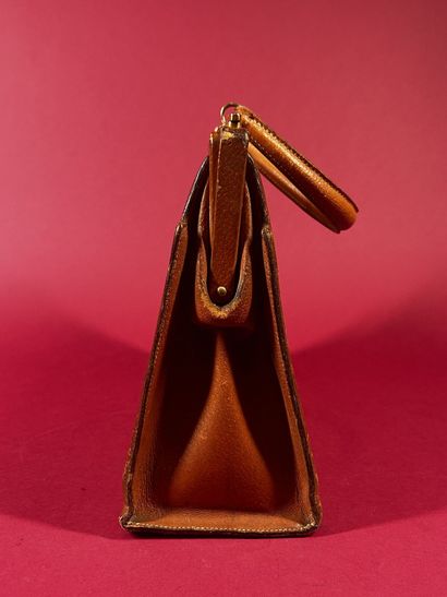 HERMÈS Paris
Sac en cuir beige, fermoir poussoir...
