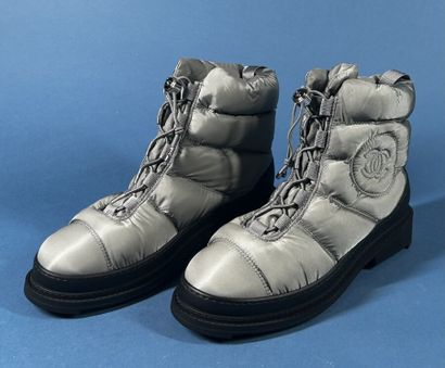 CHANEL
Paire de boots doudoune matelassée...