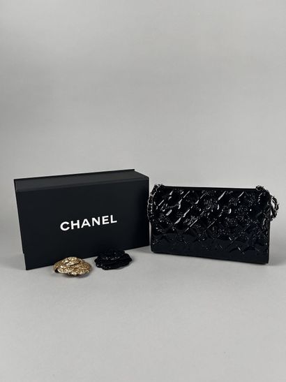 CHANEL 
Petit sac en cuir verni noir matelassé...