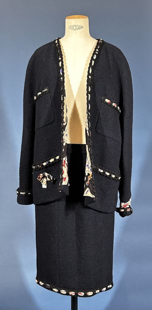 CHANEL boutique
Tailleur en tweed marine...