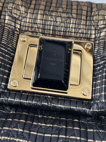 LOUIS VUITTON 
Pochette Altair en toile satinée...