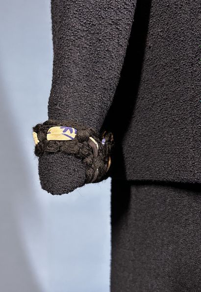 CHANEL boutique
Tailleur en tweed marine...