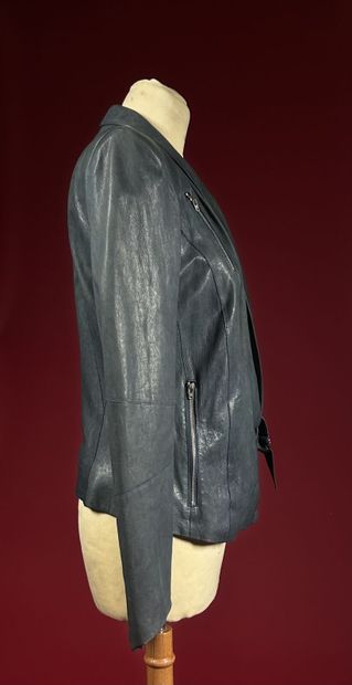 HELMUT LANG 
Veste en cuir bleu à col châle,...