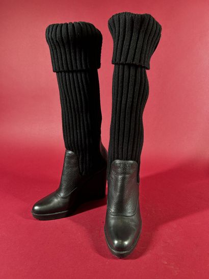 GUCCI 
Paire de bottes boots en cuir noir...