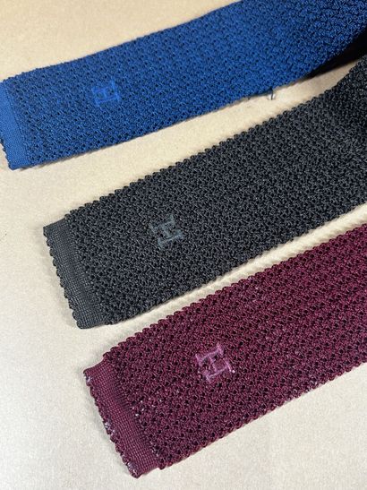 HERMÈS Paris
Réunion de trois cravates en...