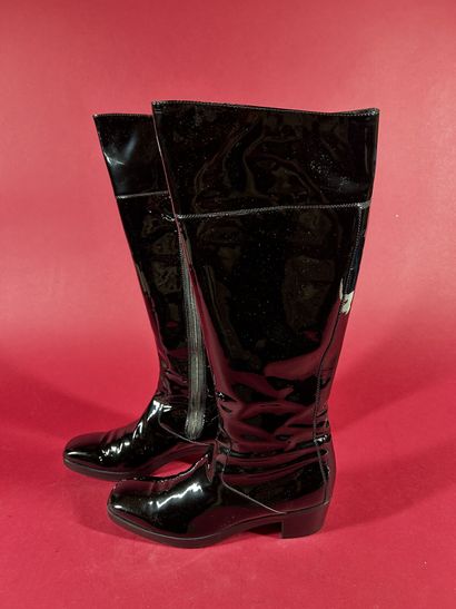 BALENCIAGA
Paire de bottes en cuir verni...