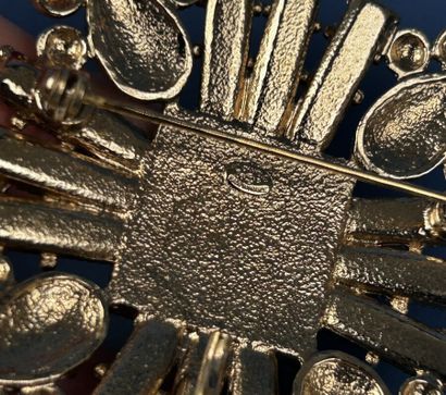 CHANEL 
Broche pendentif en métal doré découpé,...