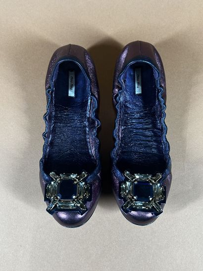 MIU MIU 
Paire de ballerines en cuir irisé...