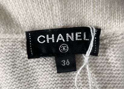 CHANEL 
Pull en cachemire écru à double col...