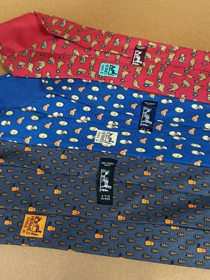 HERMÈS Paris
Réunion de trois cravates en...