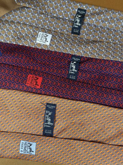 HERMÈS Paris
Réunion de trois cravates en...