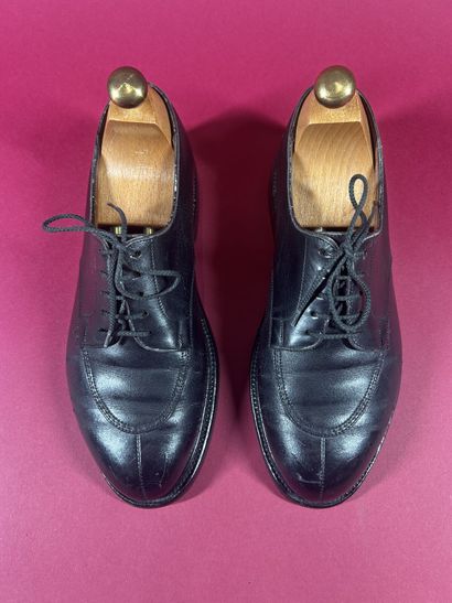 J. M. WESTON 
Deux paires de derby en cuir...