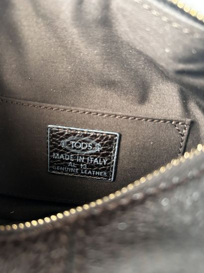 TOD'S 
Petit sac en cuir grainé marron à...