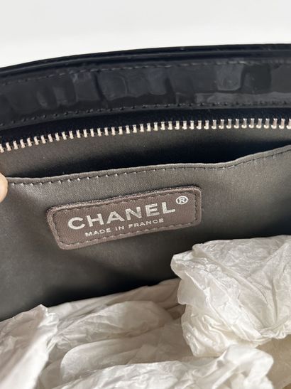 CHANEL 
Petit sac en cuir verni noir matelassé...