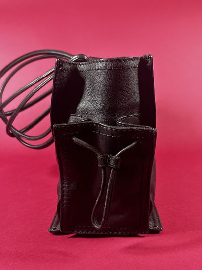 LOEWE 
Sac en cuir noir surpiqué du nom et...