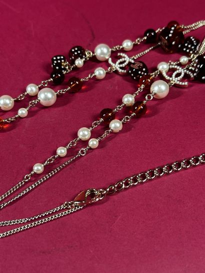 CHANEL
Sautoir à fine chaîne en métal doré...