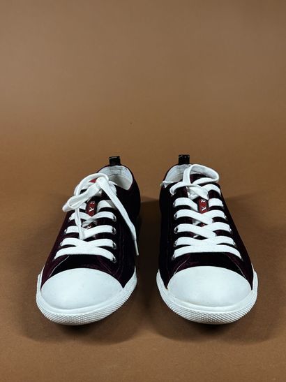 PRADA 
Paire de sneakers basse à lacet en...