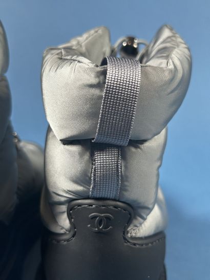 CHANEL
Paire de boots doudoune matelassée...