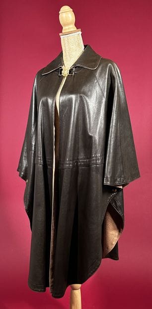 CÉLINE
Cape poncho en cuir marron doublé...