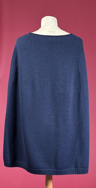 FENDI 
Cape en laine marine légèrement chinée...