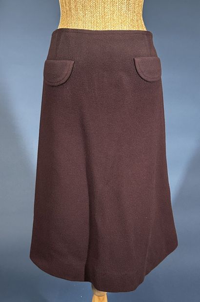 GRES 
Tailleur en drap aubergine composé...