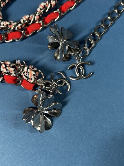 CHANEL 
Parure à double chaîne en métal argenté...