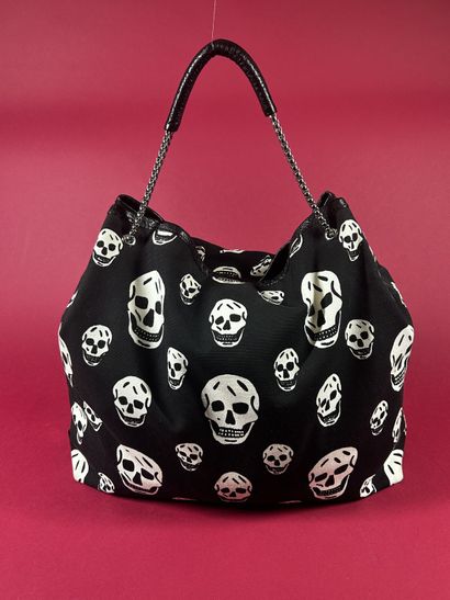 ALEXANDER McQUEEN 
Sac besace en toile noire...
