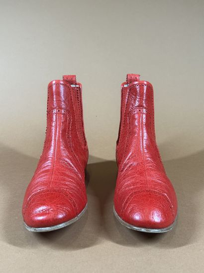 BALENCIAGA 
Paire de bottines en cuir rouge...